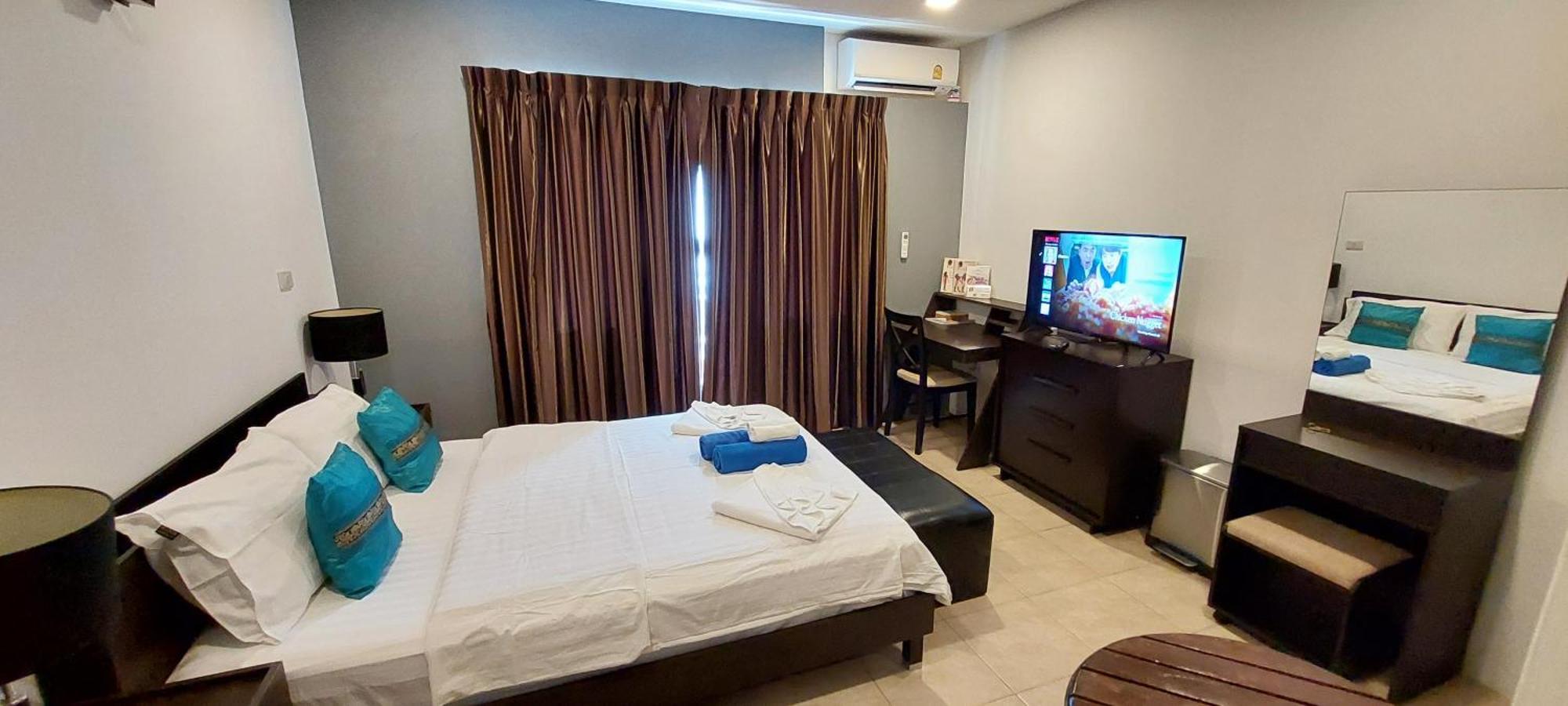 Cafe De Paris Hotel Patong Bagian luar foto