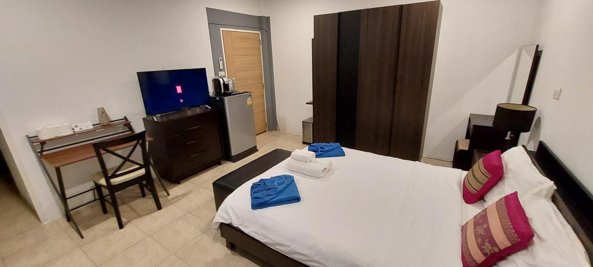 Cafe De Paris Hotel Patong Bagian luar foto