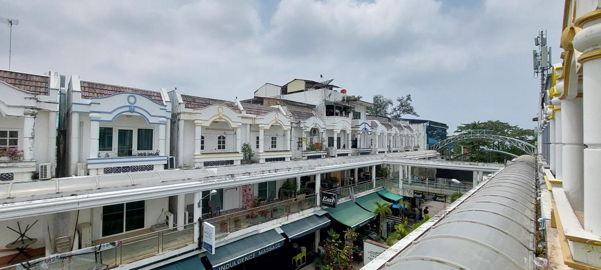 Cafe De Paris Hotel Patong Bagian luar foto