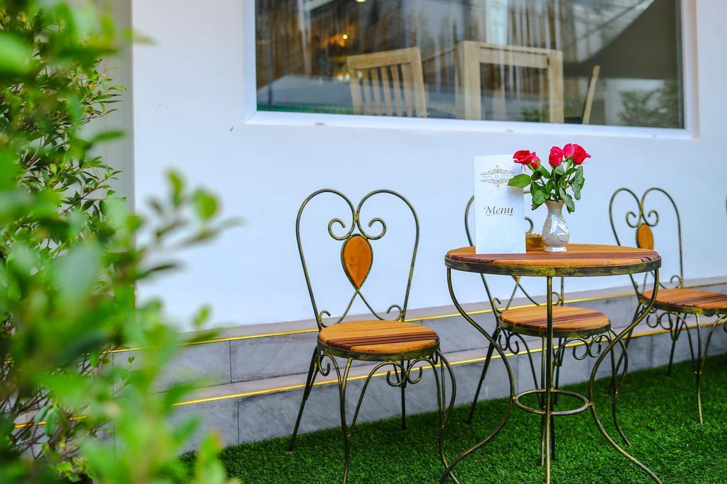 Cafe De Paris Hotel Patong Bagian luar foto