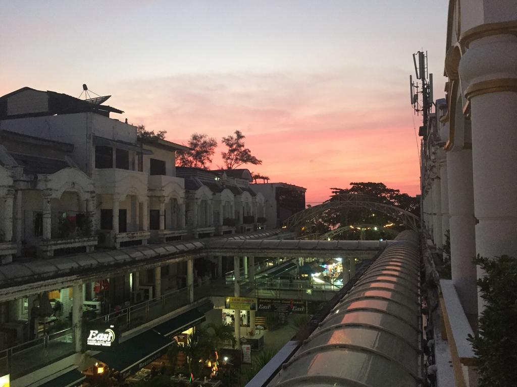 Cafe De Paris Hotel Patong Bagian luar foto