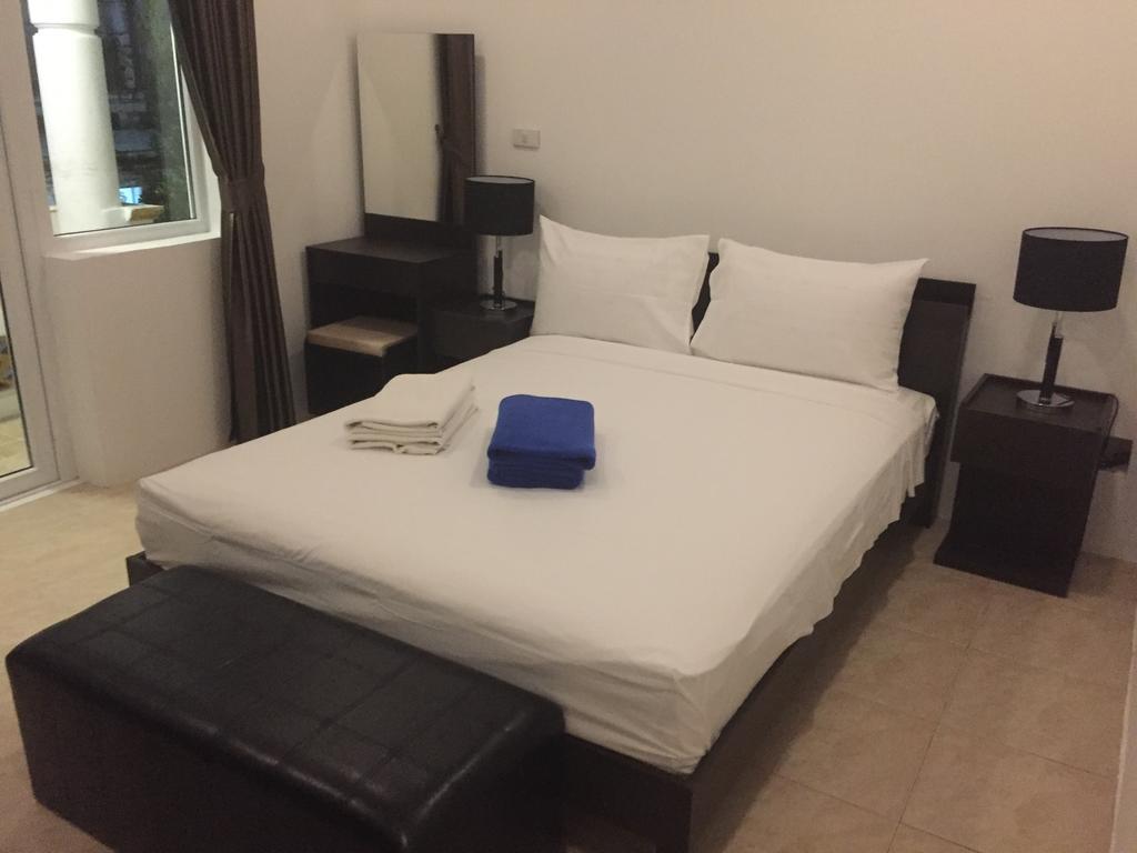 Cafe De Paris Hotel Patong Bagian luar foto