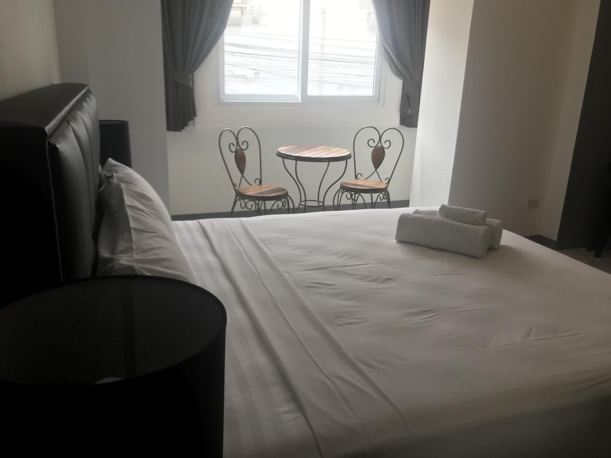 Cafe De Paris Hotel Patong Bagian luar foto