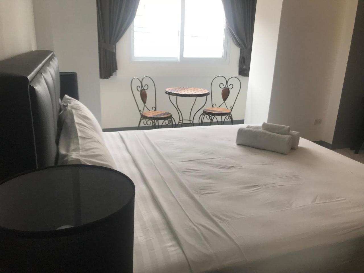 Cafe De Paris Hotel Patong Bagian luar foto